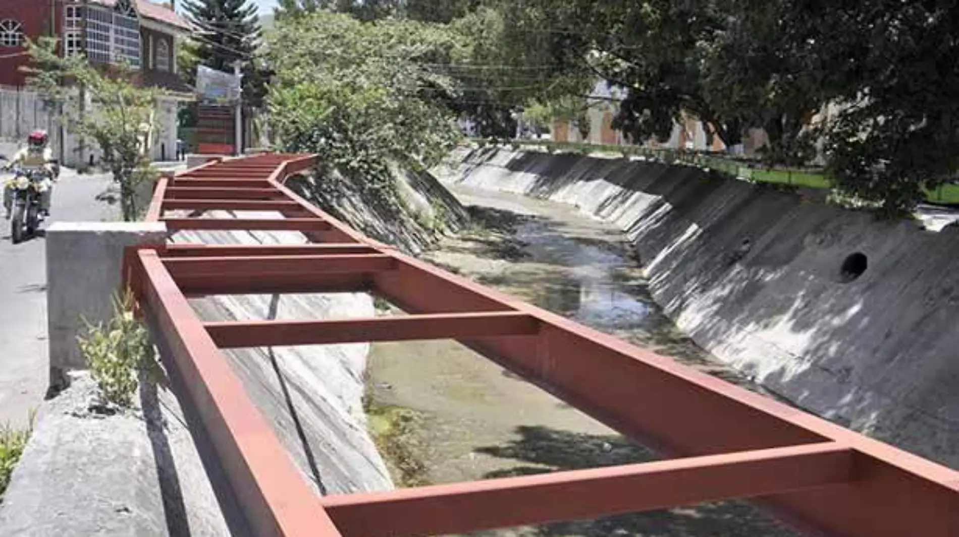 Chilpancingo - trabajos de la ciclovía, parador desde hace meses